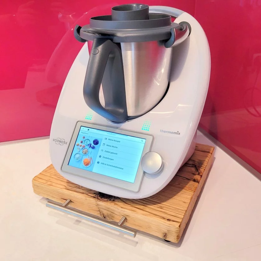 tbrett / Rollbrett aus Massivholz für Thermomix, Farbe summer, mit rundem Edelstahlgriff, in Küche mit Glas-Rückwand